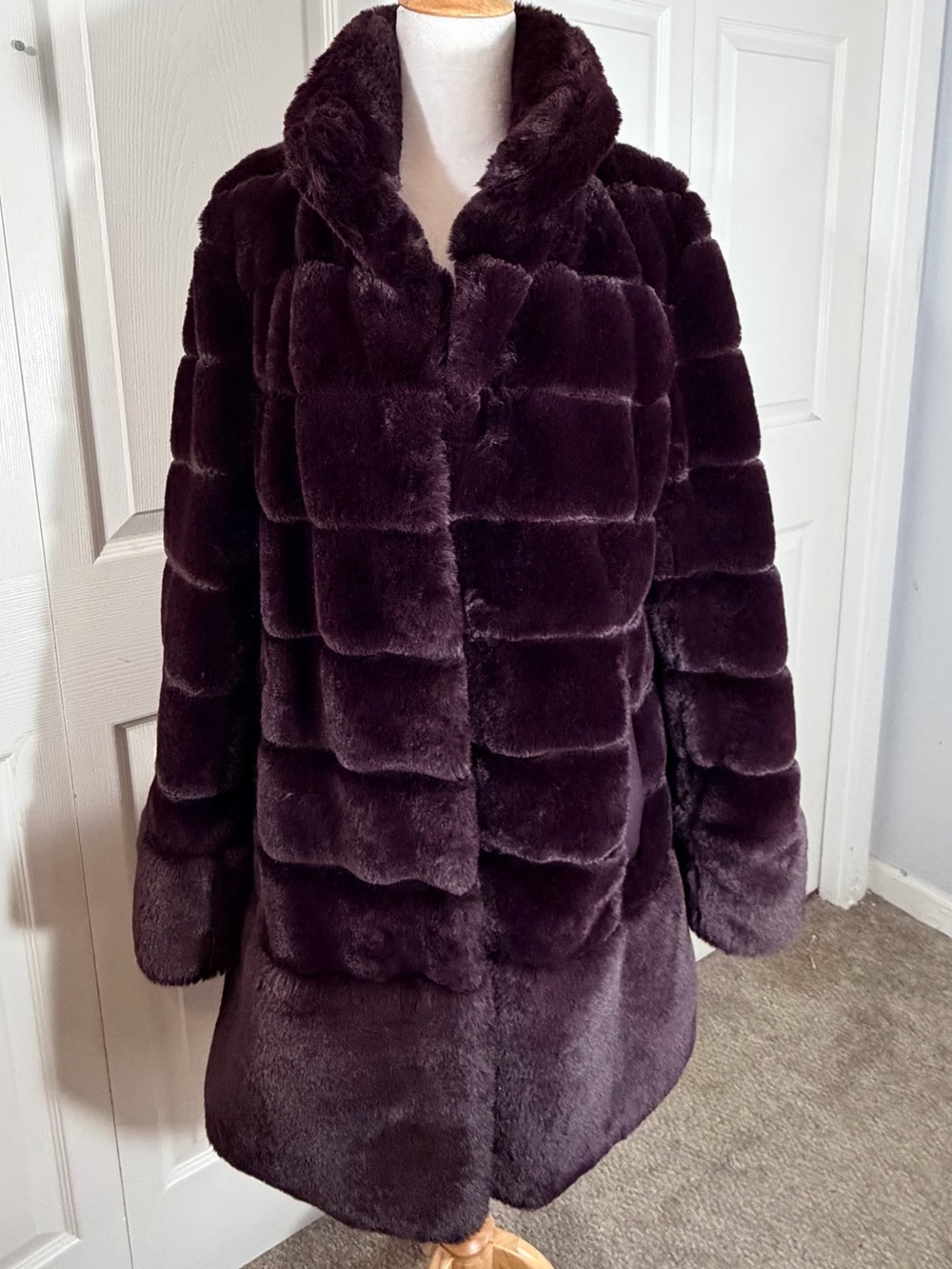 Jones New York Burgundy Tiered Faux Fur Coat Women Large Plush Soft Cozy Elegant